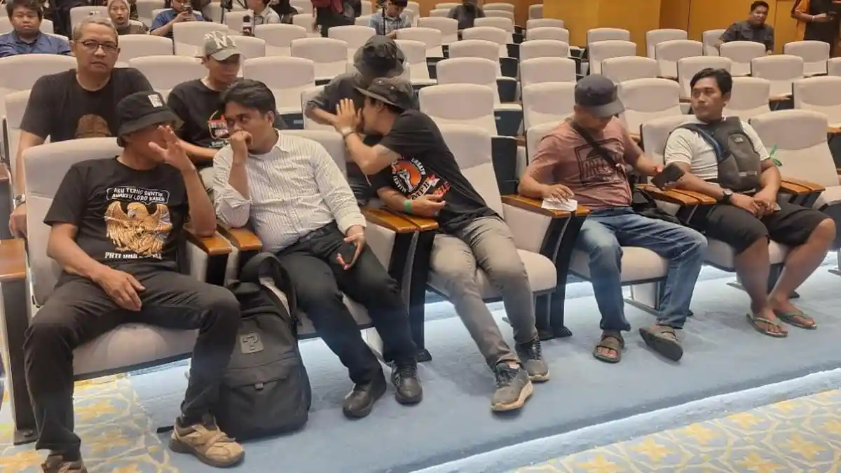 Botok Cs Temui Pimpinan DPR dengan Sandal Jepit dan Celana Pendek