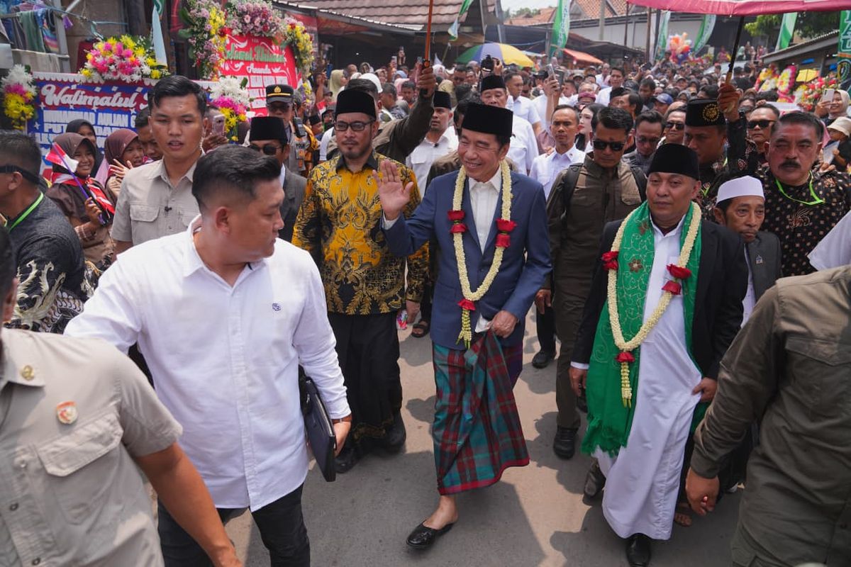 Jokowi Hadiri Khitanan Putra Ustadz Ujang Busthomi di Cirebon, Disambut Hangat Keluarga dan Warga